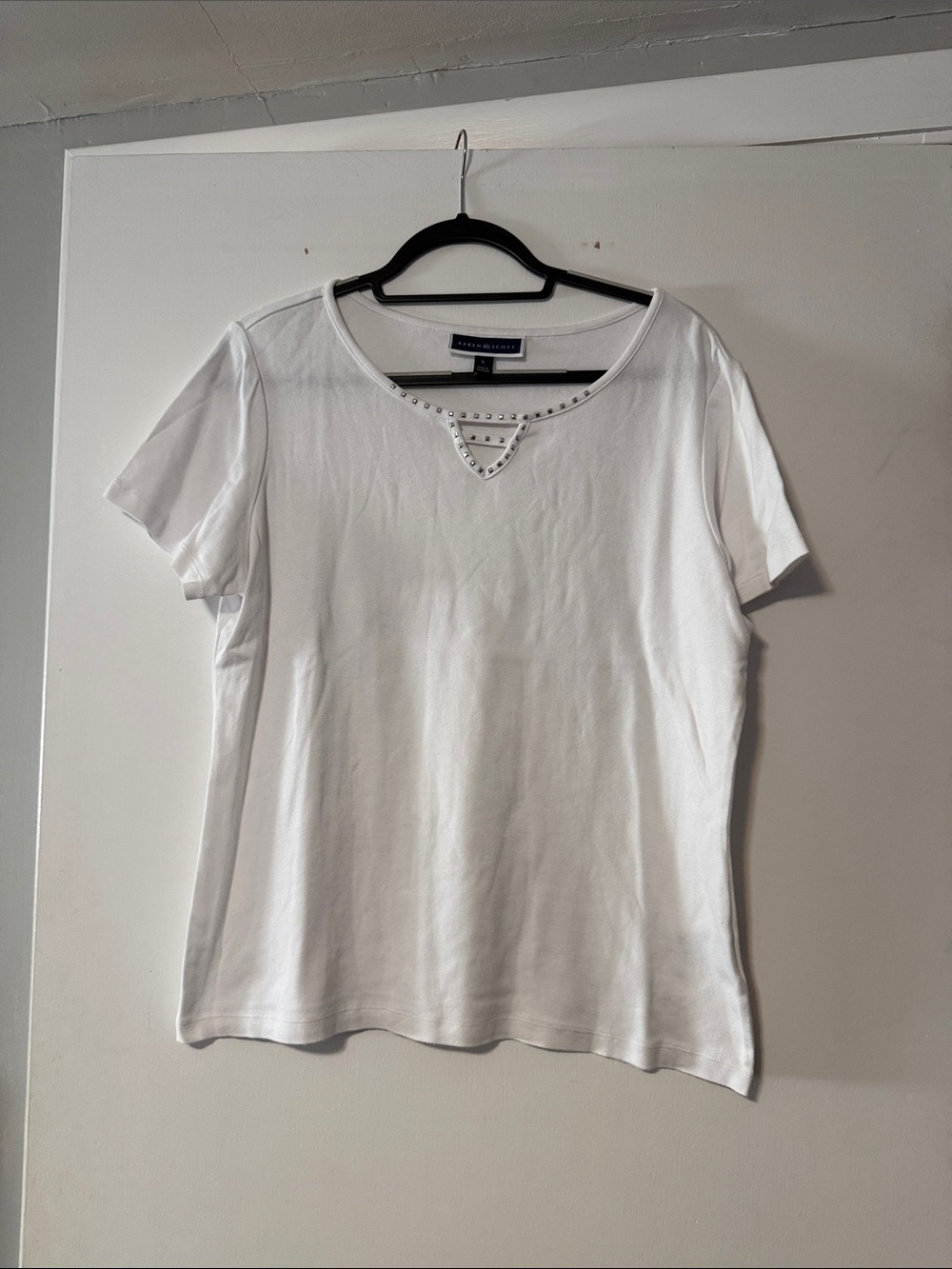 Dana Buchman White Short Sleeve Tee with Studded Keyhole
